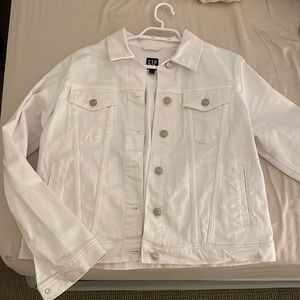 Selling a white Gap jean jacket - size L - Condition : NEW